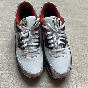 Men’s Nike tennis shoes